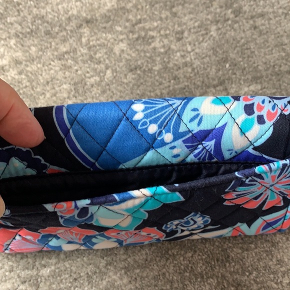 Vera Bradley Trimmed Wristlet - Lotus Flower NWT - Picture 3 of 9